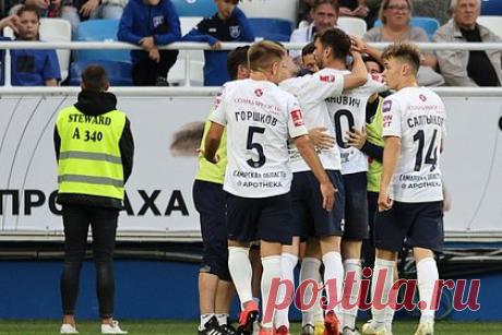 «Крылья Советов» обыграли аутсайдера РПЛ. Самарские «Крылья Советов» обыграли «Сочи» в матче 17-го тура Российской премьер-лиги. Встреча прошла в Сочи и завершилась победой гостей со счетом 2:0. На 71-й минуте счет открыл нападающий Роман Ежов. На четвертой добавленной минуте пенальти реализовал форвард Бенхамин Гарре.