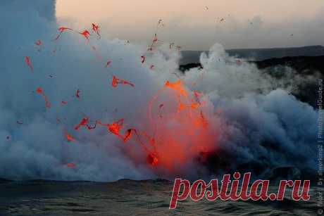 © Вулкан Килауэа (Kilauea Volcano), Гавайи. Здесь вы можете увидеть драматические пейзажи горящих лавовых потоков, стекающих прямо в море. |Самые активные и опасные вулканы в мире. | phototravelguide.ru