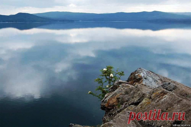 Площадь озера - 26.4 кв.км, длина - 6.9 км, ширина - 6.3 км, длина береговой линии 27 км. Тургояк расположен в глубокой межгорной котловине между хребтами Урал-Тау и Ильменским на высоте 320 м над уровнем моря. Это самое глубокое озеро на Южном Урале: глубина его достигает 34 м, средняя глубина - 19.2 м.