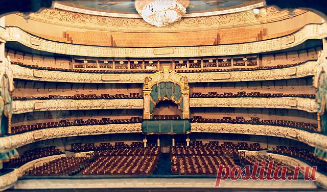 #ВЭтотДень в 1860 году открылся первый театральный сезон в Мариинском театре, названном в честь императрицы Марии Александровны. Первой же оперой, прозвучавшей на новой сцене, стала «Жизнь за царя» Михаила Глинки. Для создания балетных спектаклей театру требовалась перестройка, ее к 1886 году осуществили архитекторы Виктор Шретер и Николай Бенуа. 

В советское время театр носил имя Сергея Кирова, в 1992 году ему вернули историческое название, а в 2013 году состоялось откры...