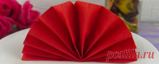 Веер из салфеток для сервировки стола Элегантно сложенные салфетки веером, подходят не только для изысканных ресторанов и различных праздничных приемов. Используя простую и быструю технику складывания салфеток, которую я покажу в этом видео, вы сможете, с легкостью повторить и добавить такой же стильный штрих к своему ужину