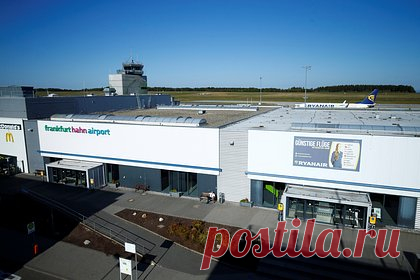 В Германии выступили против продажи аэропорта компании бизнесмену из России. Федеральная земля Гессен в Германии выступила против продажи аэропорта Франкфурт-Хан компании NR Holding, которую связывают с российским бизнесменом Виктором Харитониным. Региональный минфин обратился к федеральному правительству с просьбой «изучить все возможные варианты для того, чтобы воспрепятствовать этой продаже»