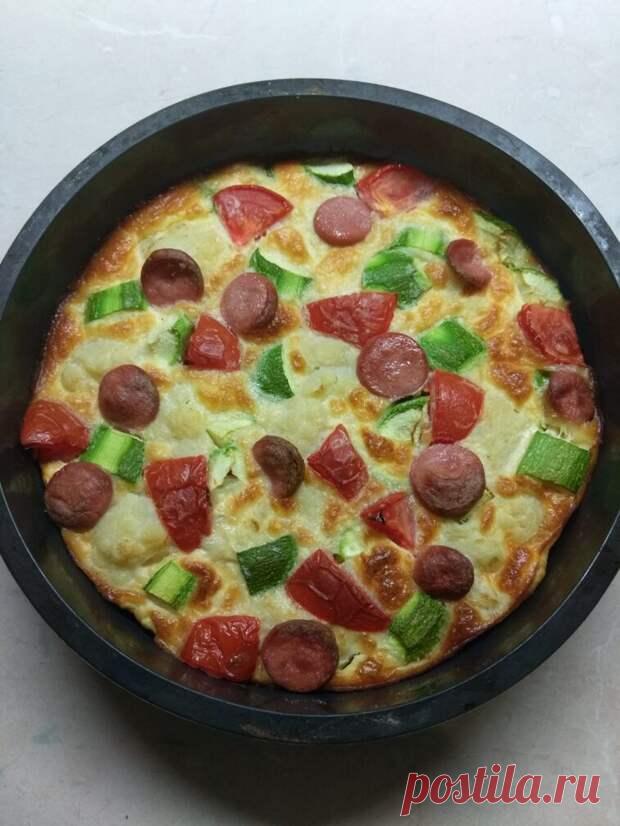 Яичная запеканка с овощами и колбаской - приготовила улётный завтрак в воскресный день, съели всё - ФотоРецепт - медиаплатформа МирТесен Яичная запеканка с цветной капустой, кабачками, помидорами и сосисками - рецепт для разнообразия в Вашу копилочку Ингредиенты Цветная капуста - 300 гр. Помидоры - 1 шт. Кабачки - 1 шт. Сосиски - 2 шт. Яйца - 3 шт. Сметана - 150 мл. Соль - по вкусу 1 час, порций:4, ЛегкоДля приготовления запеканки