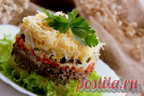 Салат с куриной печенью и маринованными огурцами - рецепт с фото Хочу предложить вашему вниманию простой и вкусный слоеный салат с куриной печенью и маринованными огурцами. Блюдо готовится из простых и доступных продуктов, которые найдутся в каждом доме. Такой салатик можно приготовить как на праздничный стол, так и на каждый день. Любителям куриной печени ...
