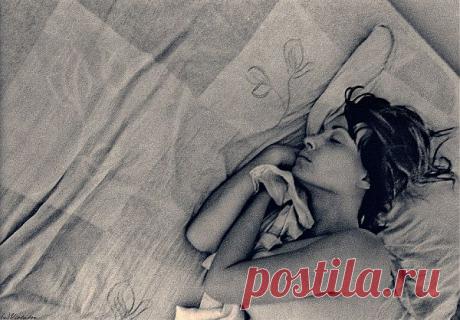 Я укутаю в плед тебя, сонную,
Обниму и теплом убаюкаю,
Стану ночью безлунно-бездонною,
Горьким счастьем твоим, сладкой мукою...

Пахнет ландышем в мае бессонница,
Тишина, да и та – соловьиная...
Не жена ты моя, не любовница, -
Ты единственная и любимая.

Гнутся ветки к земле гуттаперчево,
Дождь вишнёво-сиреневый плачется,
А сердечко твоё так доверчиво
Словно зайчик в ладонь мою прячется...