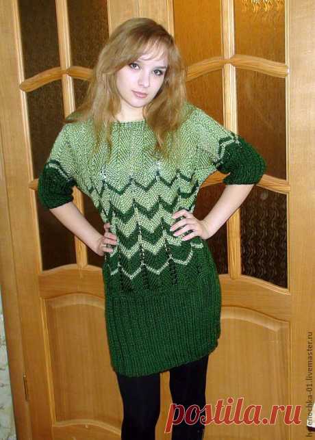 Это платье-тунику легко можно превратить в короткую кофточку. Нужно просто поднять резинку и приспустить верх. На фото это видно. Пряжа приятная к телу, мягкая.