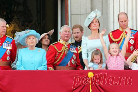 Многолетнее сохранение монархии в Великобритании объяснили. Многолетнее сохранение монархии в Великобритании возможно благодаря тому, что королева Елизавета II постоянна, в отличие от приходящих и уходящих политиков. Об этом заявила королевский биограф Джейн Ридли. Биограф также считает, что правление Елизаветы II уникально не только длительностью.