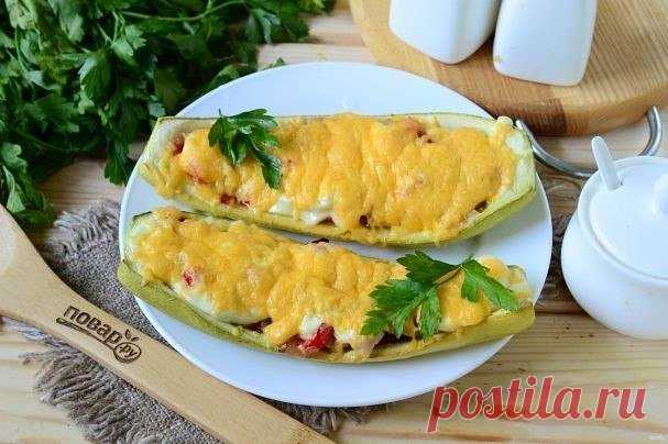 Кабачки, фаршированные куриной грудкой

Ингредиенты:
Кабачок — 1 Штука
Куриная грудка — 150 Грамм
Перец сладкий — 1 Штука
Лук репчатый — 1-2 Штук
Чеснок — 1 Зубчик
Соль — По вкусу
Сыр твердый — 70 Грамм
Майонез — 1 Ст. ложка

Количество порций: 2

Как приготовить 