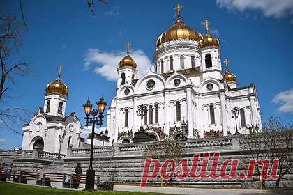 Икону «Троица» Рублева выставят в Храме Христа Спасителя на год. Патриарх Московский и всея Руси Кирилл сообщил, что икона Андрея Рублева «Троица» будет выставляться в Храме Христа Спасителя в течение года, после чего ее вернут в Троице-Сергиеву Лавру.