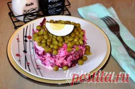 Салат из свеклы на каждый день Простой и вкусный рецепт с фото салата из свеклы на каждый день и на праздник. В составе все доступные и знакомые продукты: сыр, чеснок, свекла, яйцо, горошек.   Как приготовить салат из свеклы с яйцом и сыром