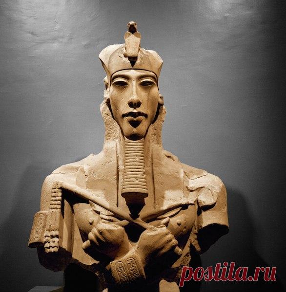 «Страну терзали бедствия. Боги покинули эту землю», – так знаменитый Тутанхамон описывал правление своего отца. Его считали преступником и бунтарем, а наследники безжалостно уничтожали его статуи и изображения. Почему имя Эхнатона предали забвению?