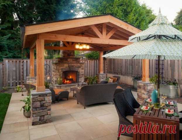 Открытая беседка из дерева. Камин создает особую уютную атмосферу