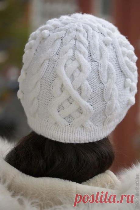 Женская вязаная шапка с аранами (спицы).