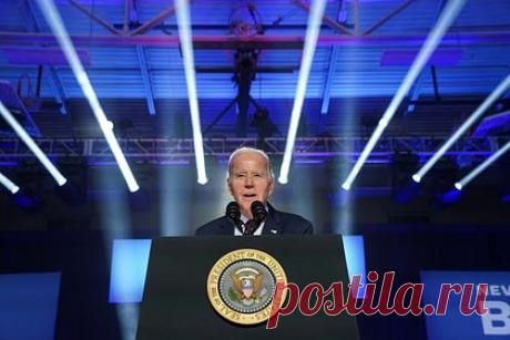 Байден уклонился от предложения Трампа вступить с ним в публичные дебаты. Президент США Джо Байден уклонился от предложения бывшего американского лидера Дональда Трампа о проведении дебатов. «Если бы я оказался на его месте, я бы тоже захотел вступить со мной в дебаты. Ему больше нечем заняться», — глава Белого дома. Ранее Трамп рассказал, что жаждет дебатировать с Байденом.