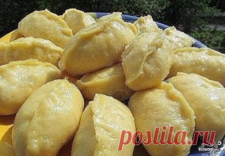 Вареники на пару 
Что не заверни в это тесто будет несказанно вкусно! Этот рецепт передавался в нашей семье из поколения в поколение. Это сейчас я готовлю вареники на пару в пароварке, а помню бабушка готовила их выложив на марлечку, завязанной на кастрюле! Рецепт теста для вареников на пару люблю, никогда не изменяю ему, и от всего сердца делюсь им с вами.
Кефир — 0,5 литра;
дрожжи — 50 грамм;
яйцо — 1 штука;
сахар — 1 столовая ложка;
соль щепо