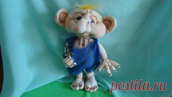 текстильная кукла выполненна скульптурно текстильной технике, куплена в 2014г, живет в Германии.