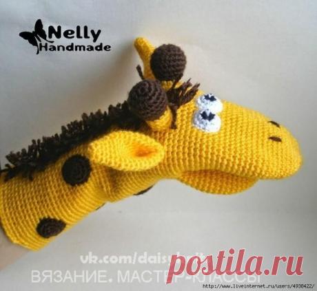 Жираф. Игрушка-варежка. Описание.

Автор: Nelly HM.
Такой жирафик повеселит вашего малыша веселыми сказками и гримасами.
Пряжа акрил 300м/100г, крючок №2,1
Начинаем вязать с носика.
1р. Набрать цепочку из 8 вп, начиная со второй от крючка петли вяжем пр, 5 сбн, 3сбн в последнюю петлю, продолжаем вязать по второй стороне цепочки 6 сбн.
Ряд не замыкаем, вп подъема не вяжем. (16)
2р. 2пр, 5сбн, 3 пр, 5сбн, пр (22)
3р. (1сбн,пр)*2 раза, 5сбн, (1сбн,пр)*3 раза, 6сбн, пр (28)
4р...
