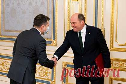 Зеленский пообщался с министром обороны Великобритании насчет Черного моря. Президент Украины Владимир Зеленский пообщался с министром обороны Великобритании Беном Уоллесом, который находится с рабочим визитом в Киеве. В ходе беседы стороны обсудили международные шаги, необходимые для восстановления безопасного судоходства в регионе Черного и Азовского морей.