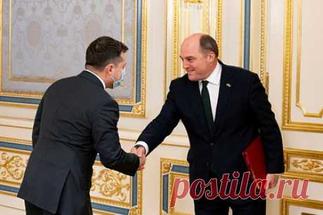 Зеленский пообщался с министром обороны Великобритании насчет Черного моря. Президент Украины Владимир Зеленский пообщался с министром обороны Великобритании Беном Уоллесом, который находится с рабочим визитом в Киеве. В ходе беседы стороны обсудили международные шаги, необходимые для восстановления безопасного судоходства в регионе Черного и Азовского морей.