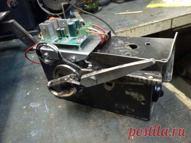 Механизация ножниц с приводом стеклоочистителя Мастер занимается сбором лекарственных грибов. Затем их нужно переработать. Процесс состоит из нескольких этапов - сбор - очистка - сушка - измельчение - хранение. После очистки наступает очередь сушки, которая наиболее эффективна при сушке небольших кусочков. Если гриб свежий, то его легче