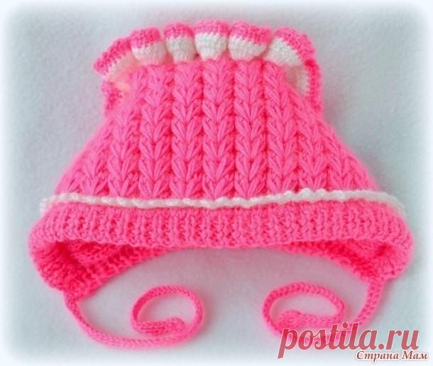 Чепчик

Для одной малютки нужен был чепчик на выписку . Опыта в вязании их у 
меня не было. Искала много разных вариантов, чтобы понять не просто 
принцип, а как высчитать размеры и снять мерки. 
Итак, чепчик КОЛОСКИ для новорожденного.

Пряжа Brilliant Vita, состав пряжи — 45% шерсть (ластер), 55% акрил,100 
г/380м, цвет ультра розовый (№ 5102), спицы №2,5. Расход около 90 г.

Чепчик двойной, верхняя часть в 2 нити, внутренняя-в одну нить. Украшен рюшей (крючок).

Узор «к...