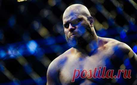 Розенстрайка отчислили из UFC после «ужасного» боя с россиянином. Жаирзиньо Розенстрайк, девятый номер в рейтинге лучших тяжеловесов UFC, на прошлой неделе уступил единогласным решением судей Сергею Павловичу. Глава UFC Дэйна Уайт заявил, что этот бой было не интересно смотреть