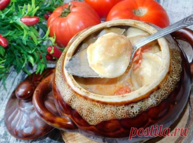 Пельмени в духовке с овощами

Ингредиенты:

Пельмени — 200 г
Лук репчатый — 1 шт.
Помидоры — 2 шт.
Сливочное масло — 2 ст. л.
Сливки 20% — 200 ст. л.
Сыр твердый — 50 ст. л.
Специи — по вкусу

Приготовление:

1. Обжарьте пельмени на горячей сковороде. В горшочки или форму для запекания положите небольшой кусочек сливочного масла. Выложите обжаренные пельмени.
2. Отдельно обжарьте лук. Добавьте к нему помидоры. Обжарьте пару минут. Выложите к пельменям.
3. Подлейте сливки.
...