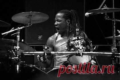 Умер барабанщик Red Hot Chili Peppers и Dead Kennedys. В Лос-Анджелесе умер американский музыкант Даррен Хенли, более известный как D. H. Peligro. В полиции заявили, что барабанщик групп Red Hot Chili Peppers и Dead Kennedys скончался от травмы головы, вызванной случайным падением. Ему было 63 года. Хенли также сотрудничал с группами The Hellations, Jungle Studs, Nailbom.