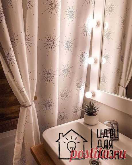 Ванная комната 4,7 кв.м. В комнате изначально было много труб. Их утопили в стены. Весь дизайн и эргономику продумали сами