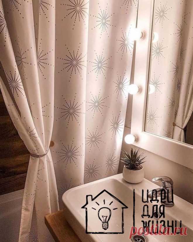 Ванная комната 4,7 кв.м. В комнате изначально было много труб. Их утопили в стены. Весь дизайн и эргономику продумали сами