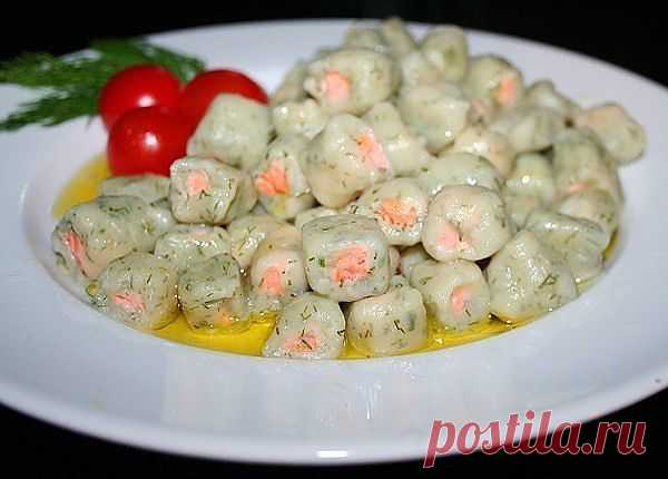 Картофельные клёцки с форелью и укропом.