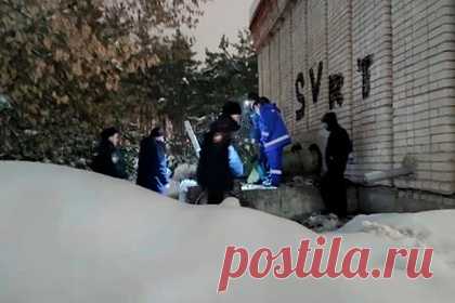Россиянка родила в коллекторе на глазах у двухлетнего сына. В Дзержинске женщина взяла с собой двухлетнего сына, залезла в коллектор и родила там ребенка. Инцидент произошел около Желнинского моста. Сожитель россиянки, отец новорожденного, в это время находился наверху. По его словам, их выгнали из дома. На вопрос о том, почему они не обратились в больницу, мужчина не ответил.
