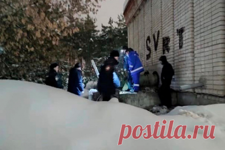 Россиянка родила в коллекторе на глазах у двухлетнего сына. В Дзержинске женщина взяла с собой двухлетнего сына, залезла в коллектор и родила там ребенка. Инцидент произошел около Желнинского моста. Сожитель россиянки, отец новорожденного, в это время находился наверху. По его словам, их выгнали из дома. На вопрос о том, почему они не обратились в больницу, мужчина не ответил.