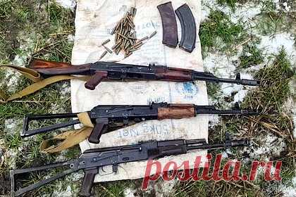 Обнаруженный росгвардейцами схрон с оружием и боеприпасами ВСУ попал на видео. Сотрудники Росгвардии обнаружили схроны с оружием и боеприпасами ВСУ в Херсонской и Запорожской областях. По данным ведомства всего удалось обнаружить три автомата Калашникова, более 20 гранат, 11 выстрелов к гранатомету, 10 снарядов различного калибра, более 4,5 тысячи патронов и килограмм тротила.