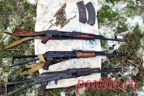 Обнаруженный росгвардейцами схрон с оружием и боеприпасами ВСУ попал на видео. Сотрудники Росгвардии обнаружили схроны с оружием и боеприпасами ВСУ в Херсонской и Запорожской областях. По данным ведомства всего удалось обнаружить три автомата Калашникова, более 20 гранат, 11 выстрелов к гранатомету, 10 снарядов различного калибра, более 4,5 тысячи патронов и килограмм тротила.