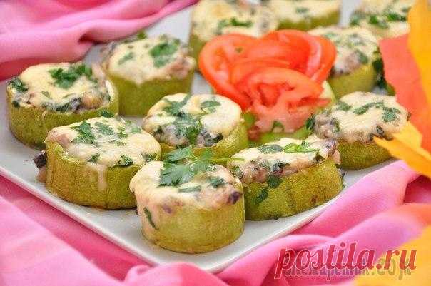 Грибной жульен в кокотнице из кабачка
