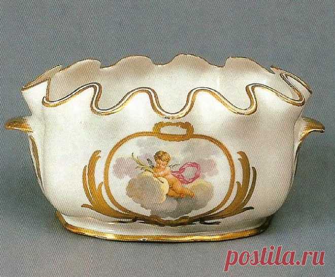 Рюмочная передача с амуром. 1750-1760-е. Фарфор, надглазурная роспись.