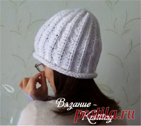 Шапка связана резинкой с вытянутыми петлями.
