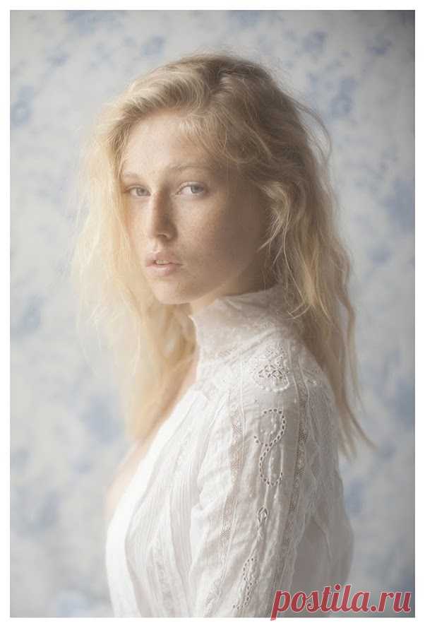 РОМАНТИКА В ПОТРЯСАЮЩИХ РАБОТАХ ВИВЬЕН МОК
 Фотоработы Вивьен Мок считаются самыми художественно профессиональными. В них очень грамотно всегда подобрана тема и изображения образа. В данном случае мы подобрали работы по женской тематике. В них отображена женственность и красота. Образ женщины в своих работах очень эротичен и красив во всех своих проявлениях. Его художественные фотографии очень благородны в своём оформлении и очень поразительны. Раскрывающие красоту женщины в нашем Мире.