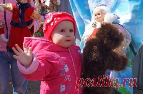 ...а это у малыша в руках персонаж сказки &quot;Аленький цветочек&quot;, который совсем не вызывает у него ни какого страха...