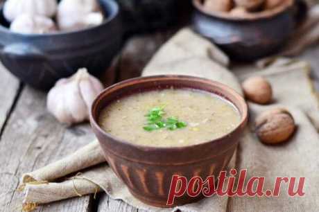 Харчо с грецкими орехами – насладитесь вкусовыми успехами - БУДЕТ ВКУСНО! - медиаплатформа МирТесен Побывав в Грузии, глупо было бы не отведать национального блюда – харчо, что в переводе с грузинского означает «суп из говядины». Те, кто использовал рецепт приготовления этого блюда, знают, что суп обладает достаточной остротой и приятным насыщенным цветом. Рецепт супа харчо имеется не один, их