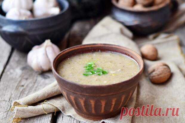 Харчо с грецкими орехами – насладитесь вкусовыми успехами - БУДЕТ ВКУСНО! - медиаплатформа МирТесен Побывав в Грузии, глупо было бы не отведать национального блюда – харчо, что в переводе с грузинского означает «суп из говядины». Те, кто использовал рецепт приготовления этого блюда, знают, что суп обладает достаточной остротой и приятным насыщенным цветом. Рецепт супа харчо имеется не один, их