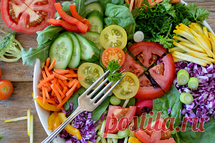 Диетолог назвала бюджетные замены дорогих продуктов для здорового питания. Российский диетолог Альбина Комиссарова назвала способ питаться вкусными и «здоровыми», но при этом недорогими продуктами. Врач отметила, что многие россияне считают, что здоровое питание — это очень дорого. Поэтому она решила развеять этот миф и предложить бюджетные замены дорогим продуктам.