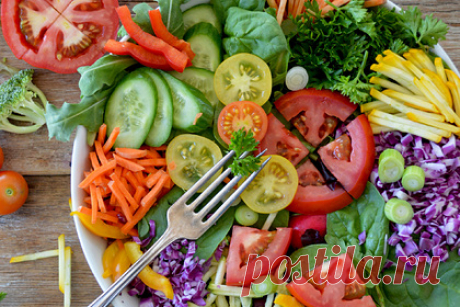 Диетолог назвала бюджетные замены дорогих продуктов для здорового питания. Российский диетолог Альбина Комиссарова назвала способ питаться вкусными и «здоровыми», но при этом недорогими продуктами. Врач отметила, что многие россияне считают, что здоровое питание — это очень дорого. Поэтому она решила развеять этот миф и предложить бюджетные замены дорогим продуктам.