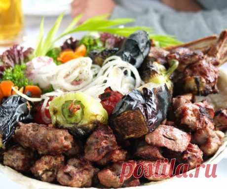 АДЫГЕЙСКАЯ КУХНЯ: МЯСО НАД УГЛЯМИ С КАШЕЙ (ЛИЩАПАН)
Состав:
1) Мякоть баранины – 1 кг.
2) Сливочное масло – 200 гр.
3) Молотый черный перец
4) Молотый красный перец
5) Молотая кинза
6) Репчатый лук – головка
7) Мясной бульон
8) Соль 
  
Рецепт приготовления мяса над углями с кашей (Лищапан)
Рецепт приготовления мяса над углями, которое потом подают вместе с крутой кашей, в Адыгейской кухне является одним из самых вкусненьких, питательных и можно сказать старинных, правда раньше готовилось это