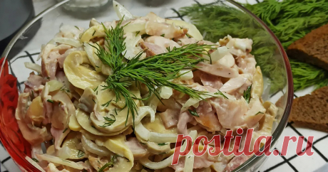 Салат с копчёной курицей, грибами и маринованным луком рецепт с фото пошаговый от Светлана Лыжина / Амбассадор - Овкусе.ру #меню #салат Простой и быстрый рецепт салата с копчёной курицей и маринованными грибами. Подать его можно к любому торжеству.