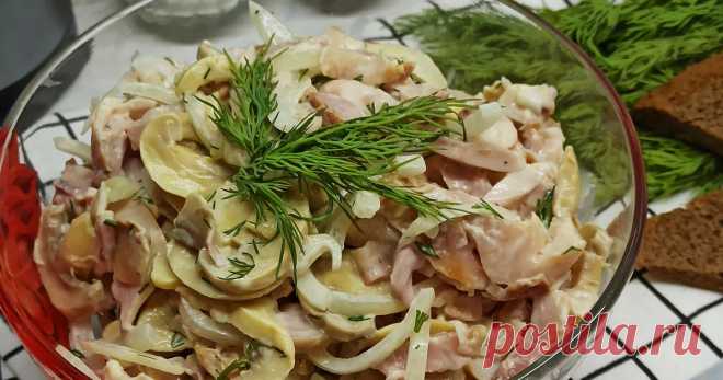 Салат с копчёной курицей, грибами и маринованным луком рецепт с фото пошаговый от Светлана Лыжина / Амбассадор - Овкусе.ру #меню #салат Простой и быстрый рецепт салата с копчёной курицей и маринованными грибами. Подать его можно к любому торжеству.
