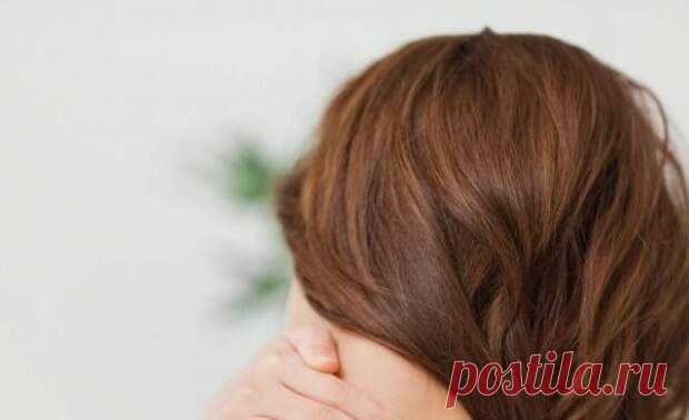 Эффективные упражнения, которые помогут при болях в шее - Будь в форме! - медиаплатформа МирТесен Если, выполняя движения головой, вы слышите похрустывание, вам трудно повернуть её на 90 градусов или при наклонах возникает боль, шея нуждается в лечении. Для усиления эффекта повороты и наклоны головы надо сопровождать движением глаз в том же направлении. Выполняйте медленно и плавно. 1. Сядьте