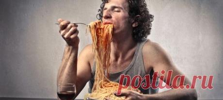 Странные правила поведения за столом в разных странах мира.

Нас с детства учили хорошим манерам за столом: есть с закрытым ртом, держать нож в правой руке, а вилку в левой. Приезжая заграницу, наши основные познания могут оказаться абсолютно бесполезными. Чтобы не попасть в неловкую ситуацию, вот нормы этикета, принятые в некоторых странах.