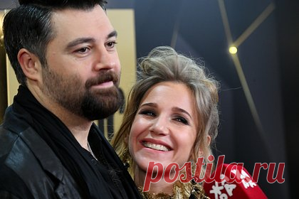 Певцы Юлия Ковальчук и Алексей Чумаков стали родителями во второй раз. Российская певица Юлия Ковальчук и её супруг Алексей Чумаков во второй раз стали родителями. «Теперь нас четверо. С божьей помощью наша любовь имеет продолжение в наших доченьках», — написала Ковальчук. Певица призналась, что не сразу «осознала масштаб счастья», чтобы публично о нем рассказать.